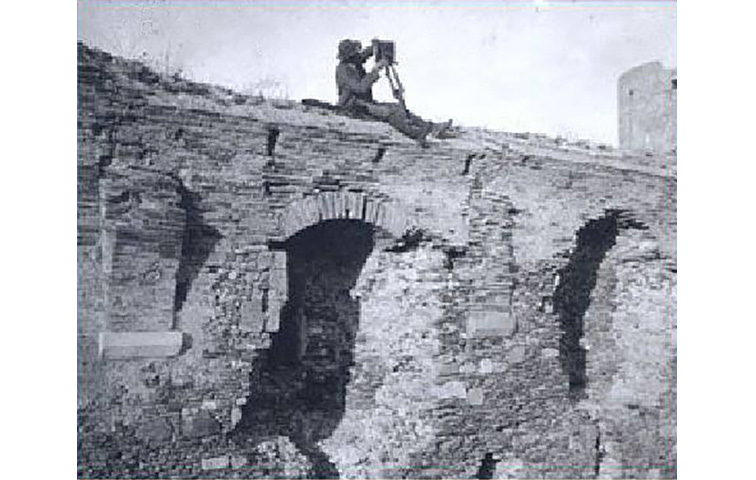 Lucera - Lo studioso Tedesco Arthur Haseloff (1872-1955) fotografa il castello. Sullo sfondo si intravede la torre del Leone. Foto scattata da Wackernagel Martin - anno 1908