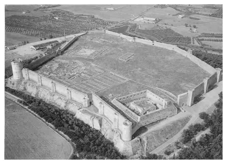 Veduta aerea della fortezza Svevo-Angioina - anni 70 del secolo scorso