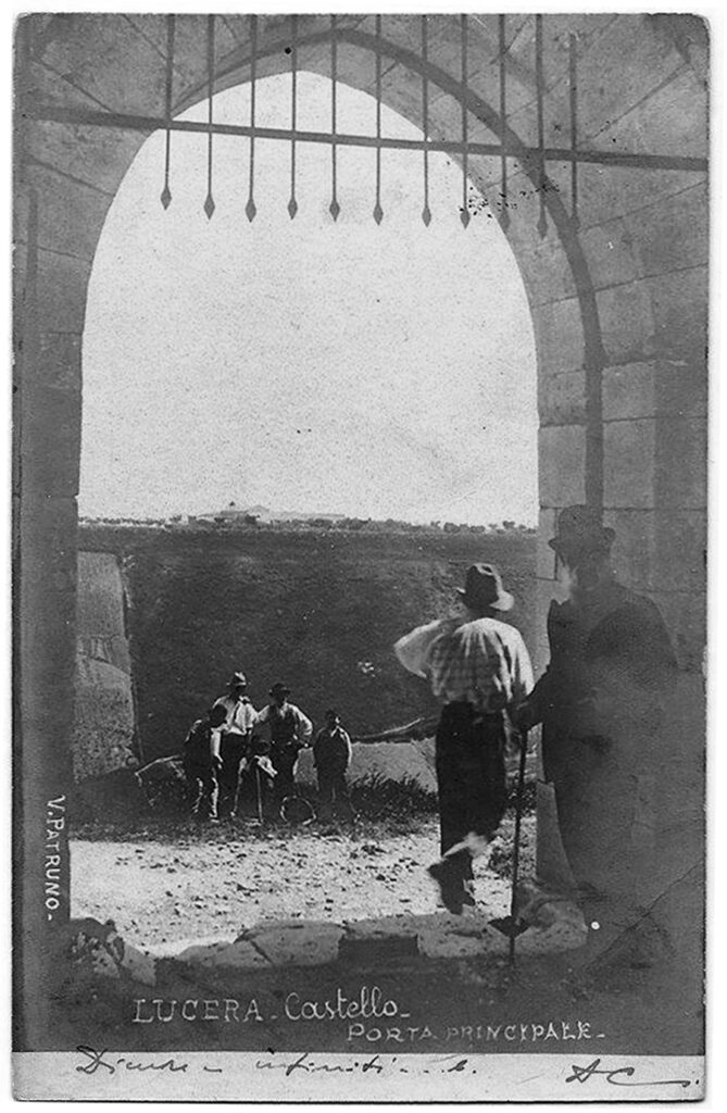 Primi 900 - Scavi archeologici al castello sotto la guida di Federico Spedalieri (in primo piano).