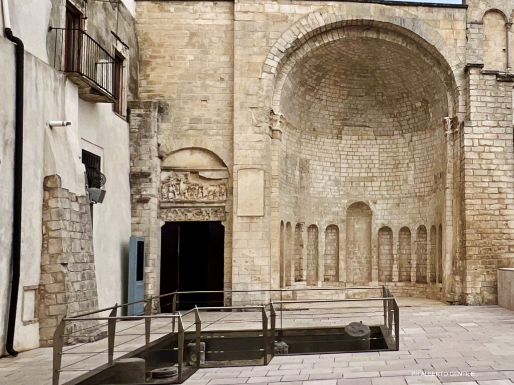 Resti della chiesa di San Pietro - l'abside ed i resti di alcune colonne.