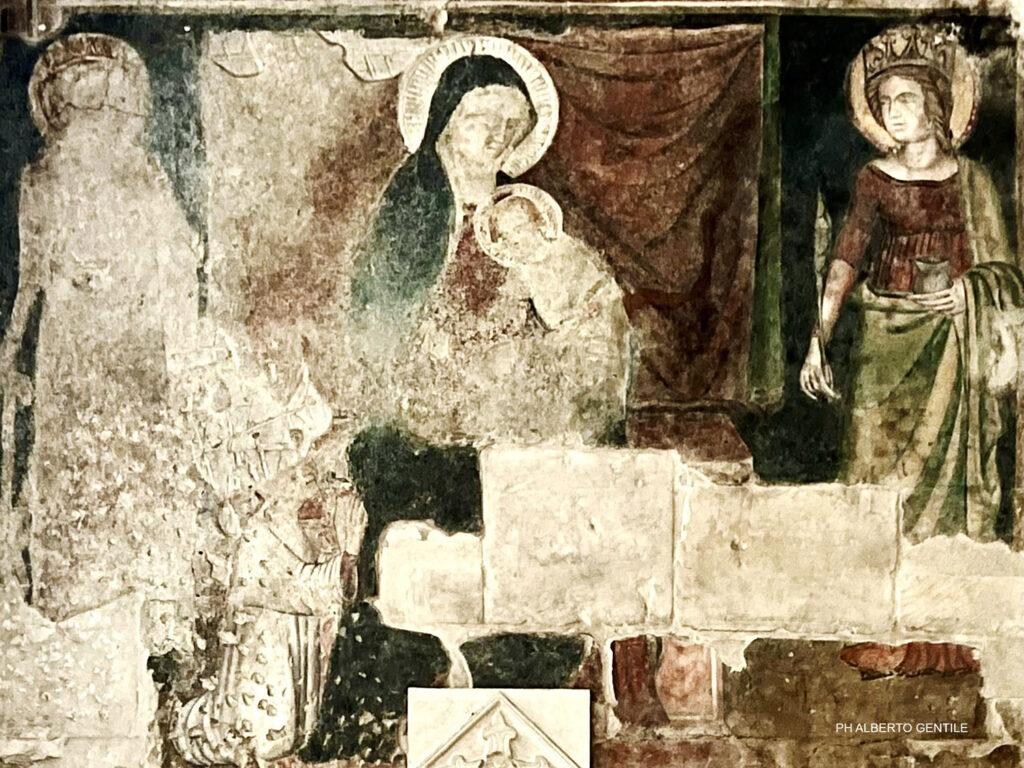 Chiesa di Santa Maria Maggiore a Monte Sant’Angelo. Affresco della Madonna con Bambino, sulla destra una donna con testa coronata che è stata identificata con Santa Lucia perchè con la mano sinistra tiene un calice con due occhi.