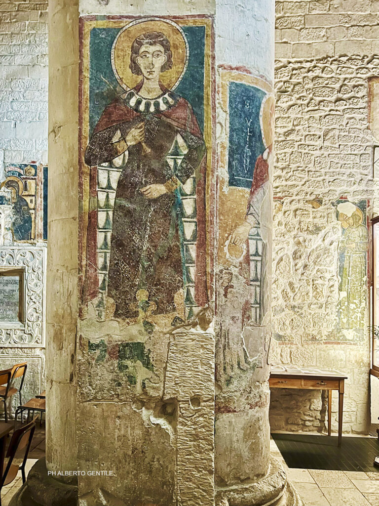 Interno della chiesa – affresco su una colonne – San Vito.