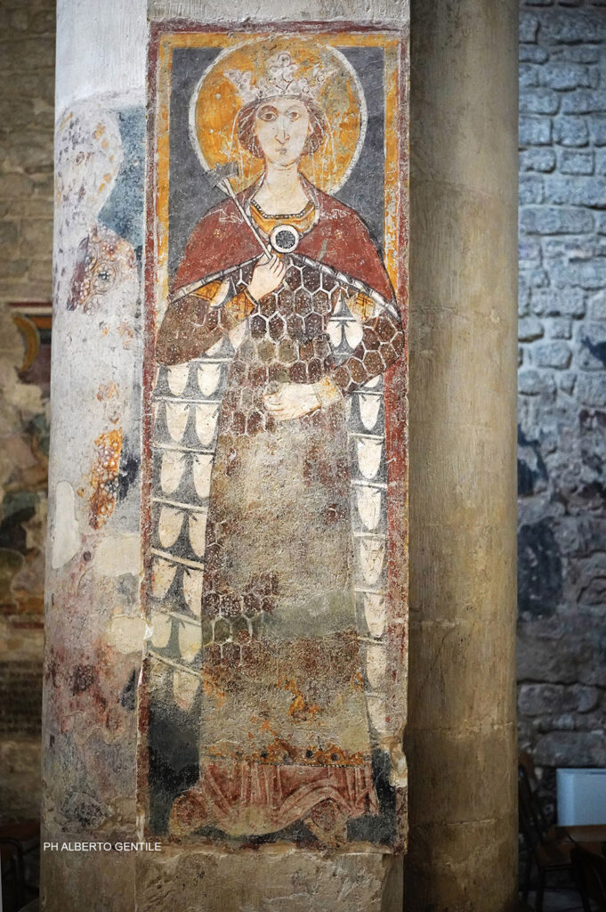 Interno della chiesa - affresco su una colonna - Santa Margherita, martire in Pisidia.