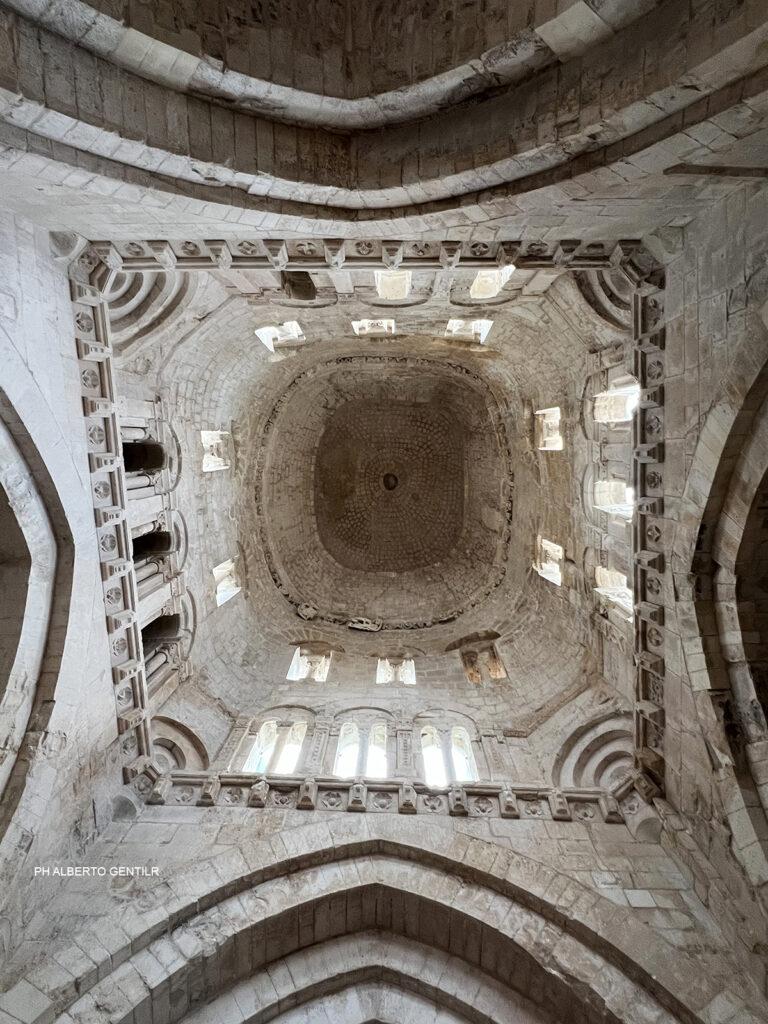 La cupola vista dall'interno intessuta ad anelli concentrici.