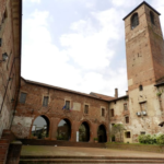 cortile-castello-cinema-carmagnola-la-pancalera